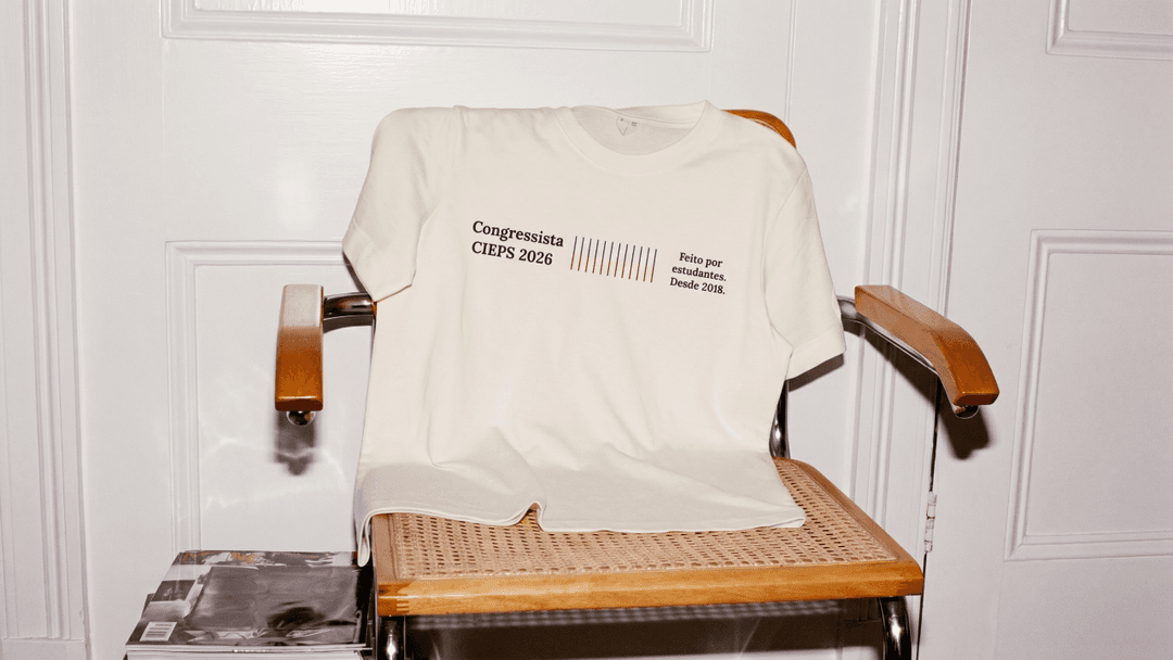 Aplicação da identidade visual do CIEPS em camiseta e mobiliário